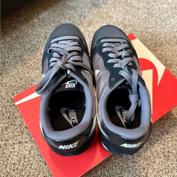 Nike Women's Genicco Sneakers New - Picture 6 of 9